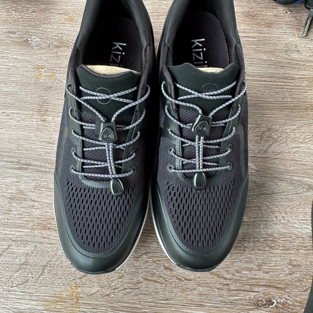 Black Mesh Sneakers with Cushioned Sole and Modern Design